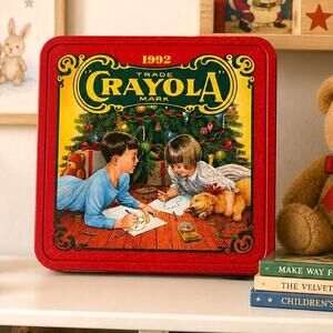 🖍️🍪🎁Vintage 1992 Crayola Christmas Tin Square Holiday Storage Collectible 6"